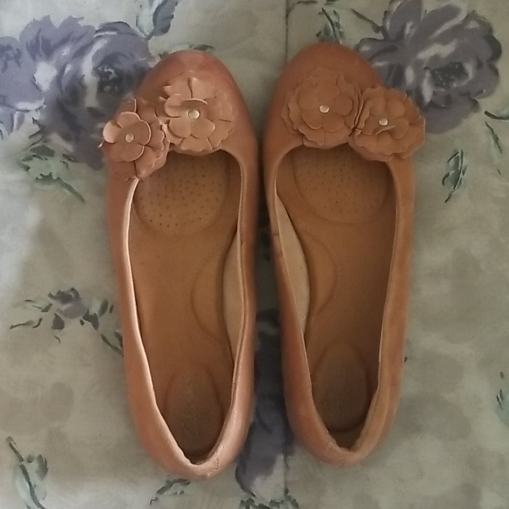 Clarks Caramel leather flower flats